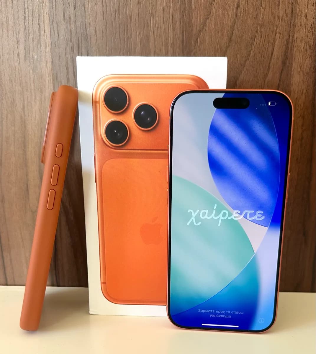 iPhone 17 Pro σε Cosmic Orange, φωτογραφία 1 από 4